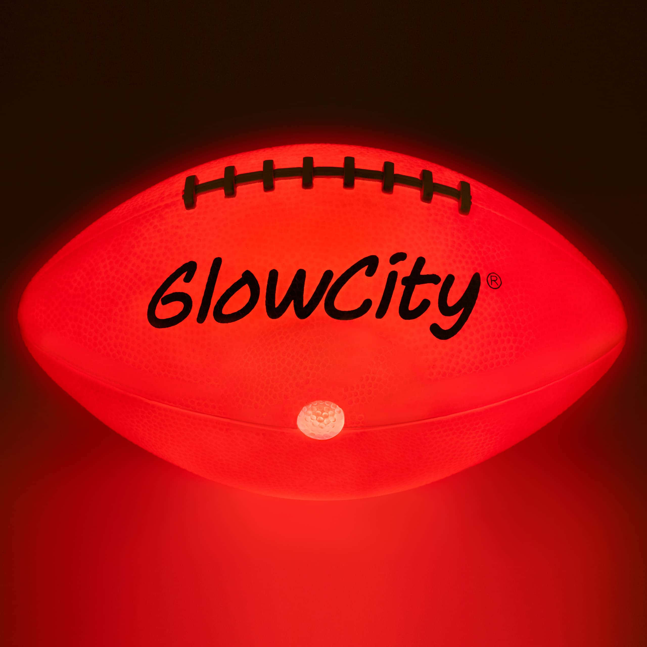讓你的光芒閃耀 壁紙 — 一個帶有黑色鞋帶和「GlowCity」品牌的發光紅色足球燈，在黑暗背景下散發出溫暖的光芒。