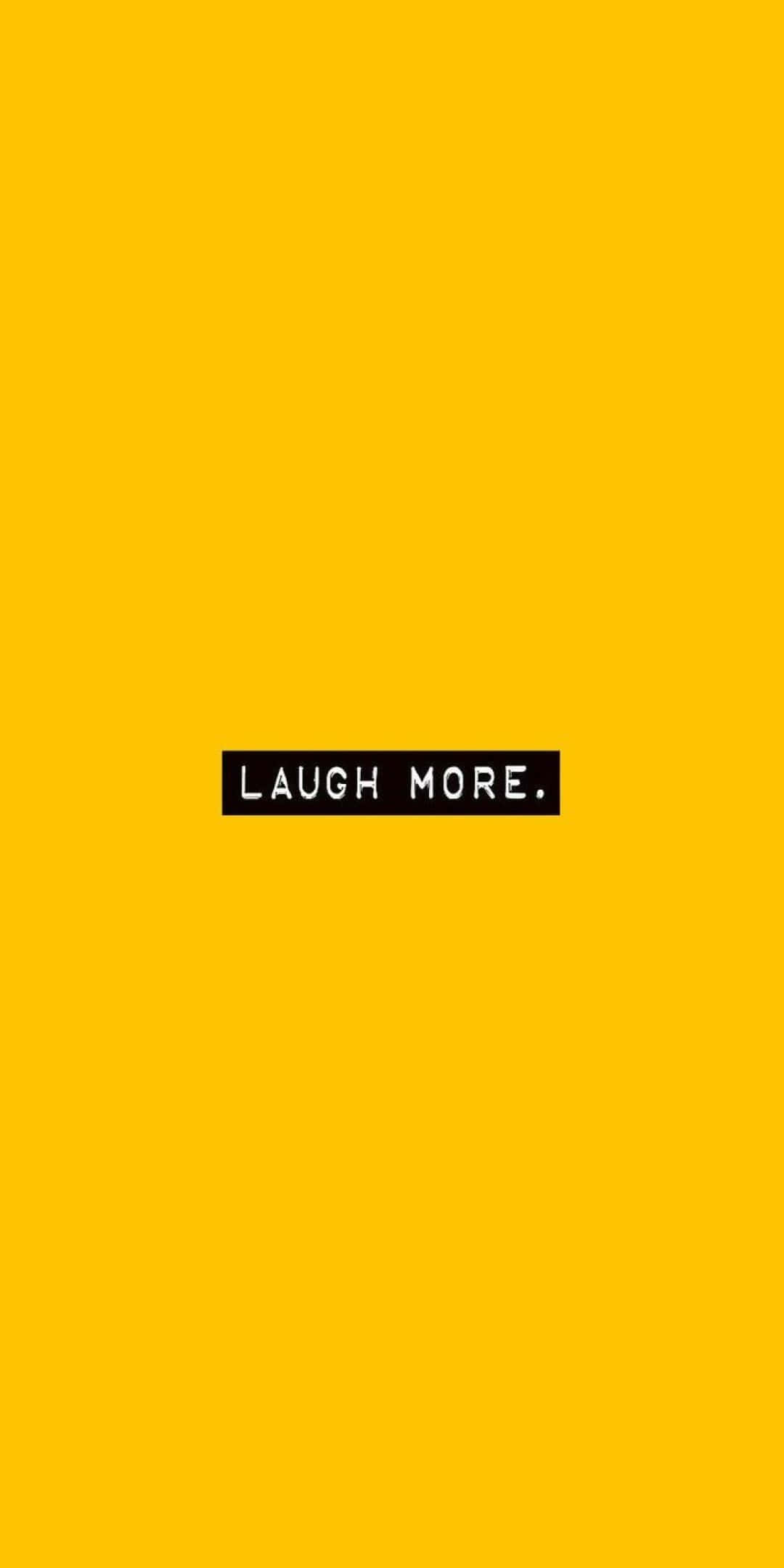 鮮黃色背景中央有黑色文字「laugh more」。