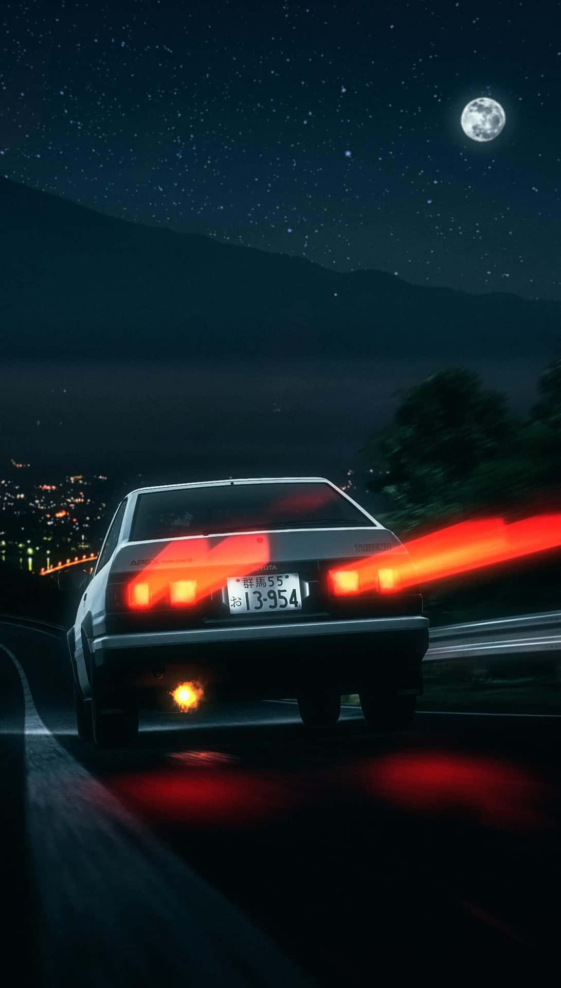 銀色跑車在滿月下、帶有紅色光跡的夜晚疾馳。