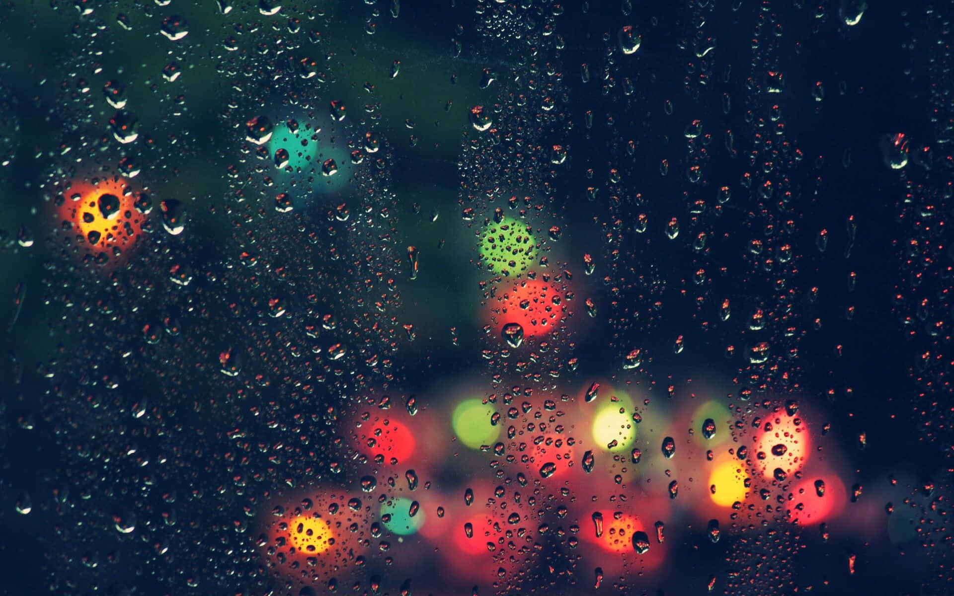窗戶上的雨滴，夜晚中模糊多彩的城市燈光。