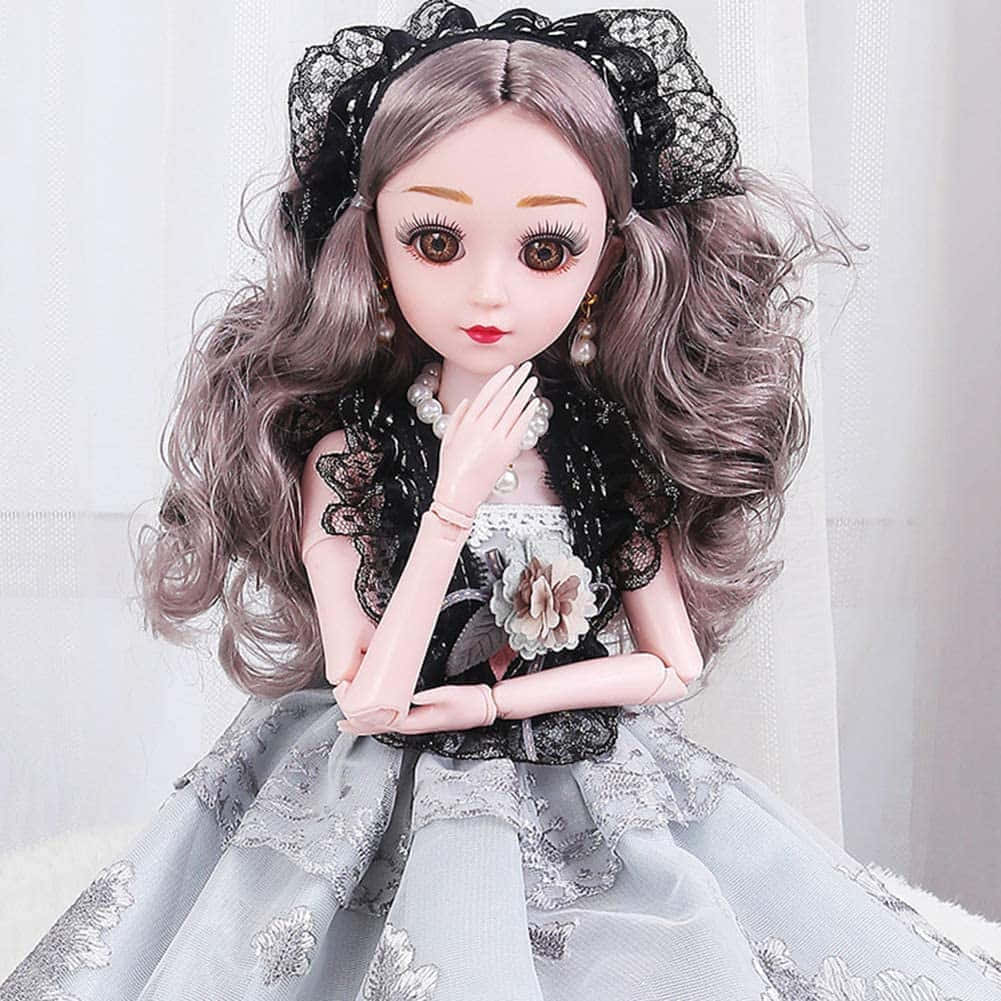 讓孩子的想像力飛躍的魔法玩具 壁紙 — 一個擁有灰色長髮和黑色蕾絲頭帶的洋娃娃，穿著帶有珍珠裝飾的灰色分層連衣裙，在柔軟的白色窗簾背景下優雅地擺姿勢。