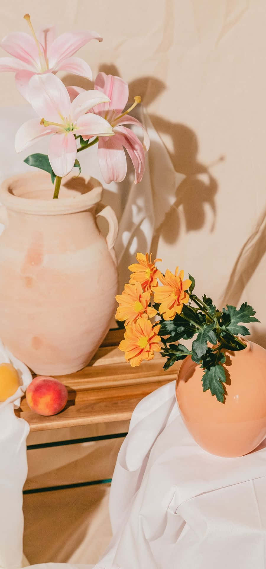靜物畫 粉紅百合 橙色雛菊 陶盆 桃色和白色布料