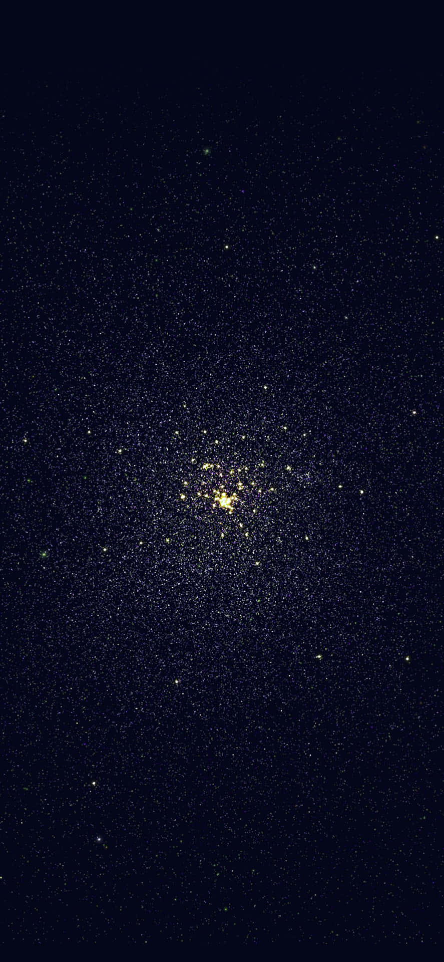 一個明亮的星團，被深邃黑色天空中無數星星環繞。