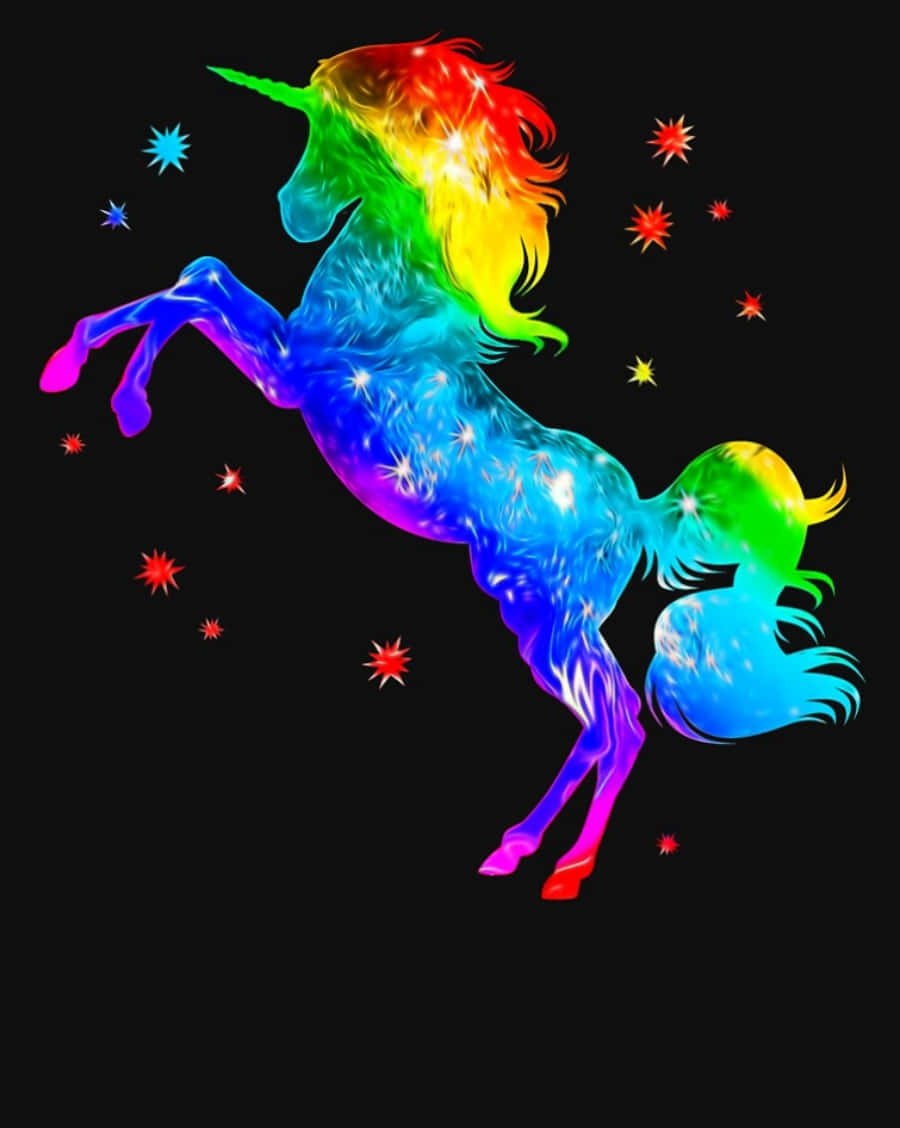 一隻發光的彩虹獨角獸在黑色背景上的彩色星星中揚起前蹄。