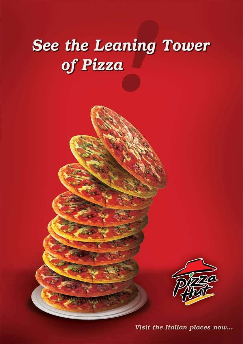 一堆意大利辣香腸薄餅像塔一樣疊在帶有Pizza Hut標誌的碟子上。