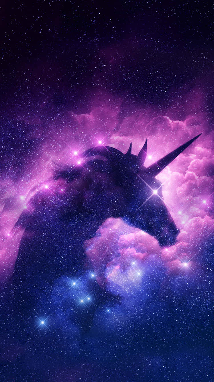 在星空紫色和藍色宇宙天空中的獨角獸剪影。