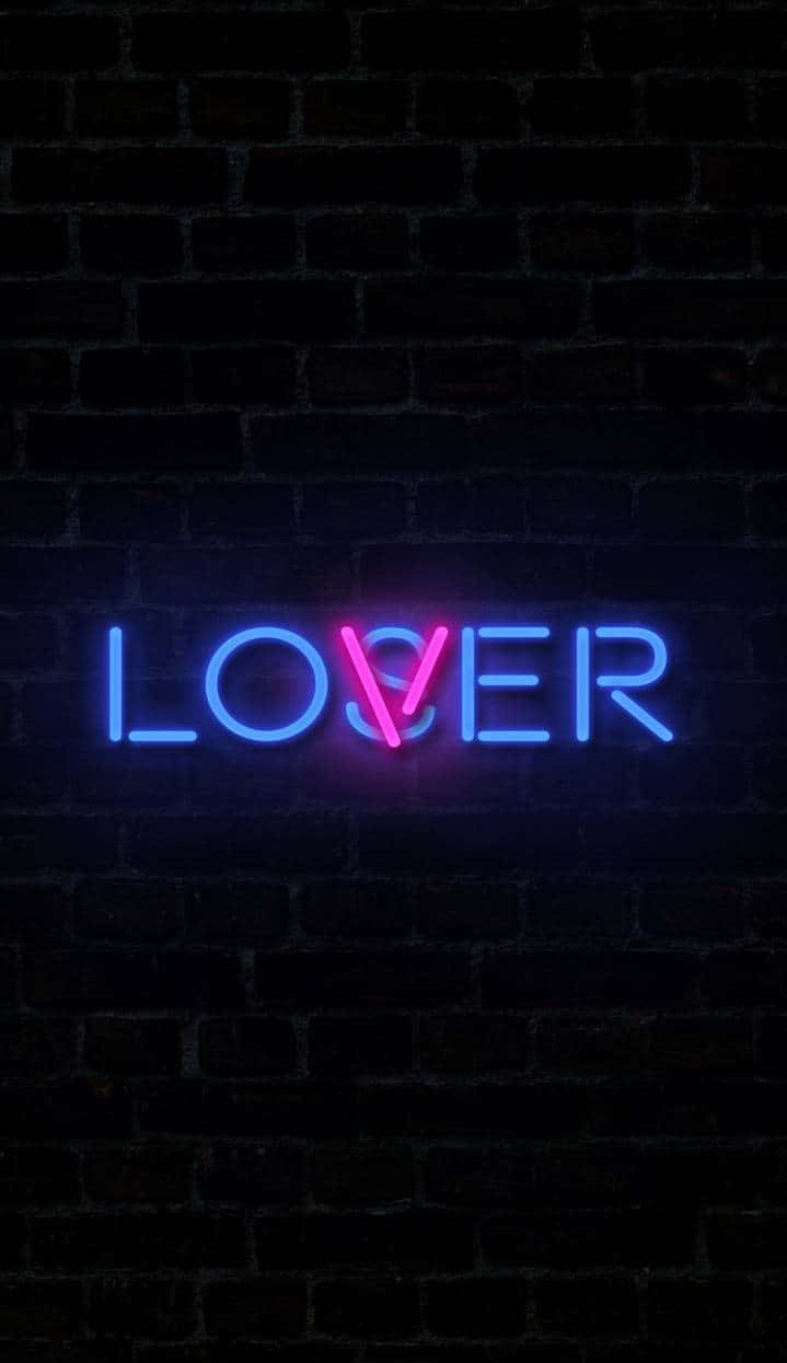 霓虹燈牌在深色磚牆上以藍色和粉紅色顯示「LOSER」。