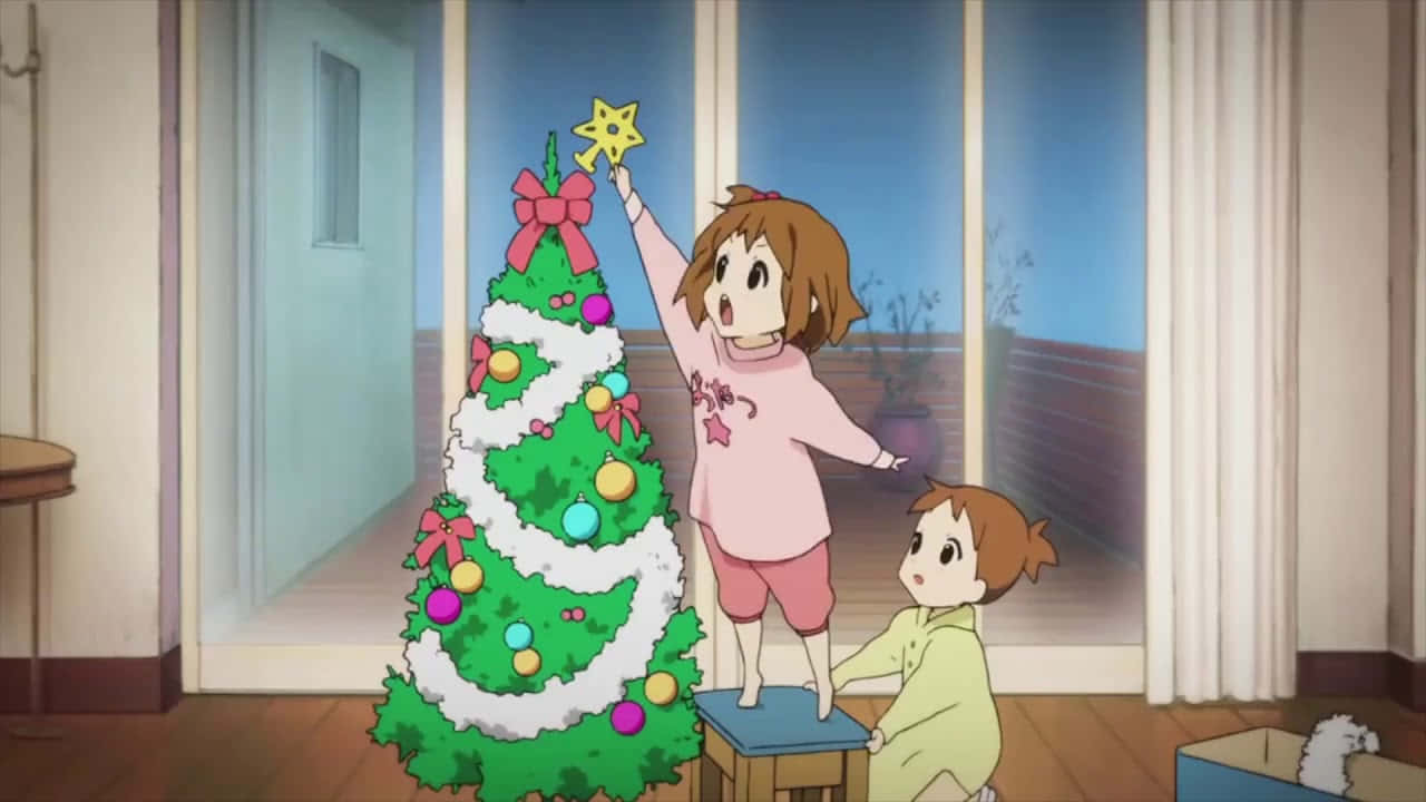 讓慶典開始吧！ 壁紙 — 兩個動漫女孩在室內裝飾一棵白雪覆蓋的聖誕樹，掛上彩色飾品和一顆星星，暮光透過窗戶閃耀。