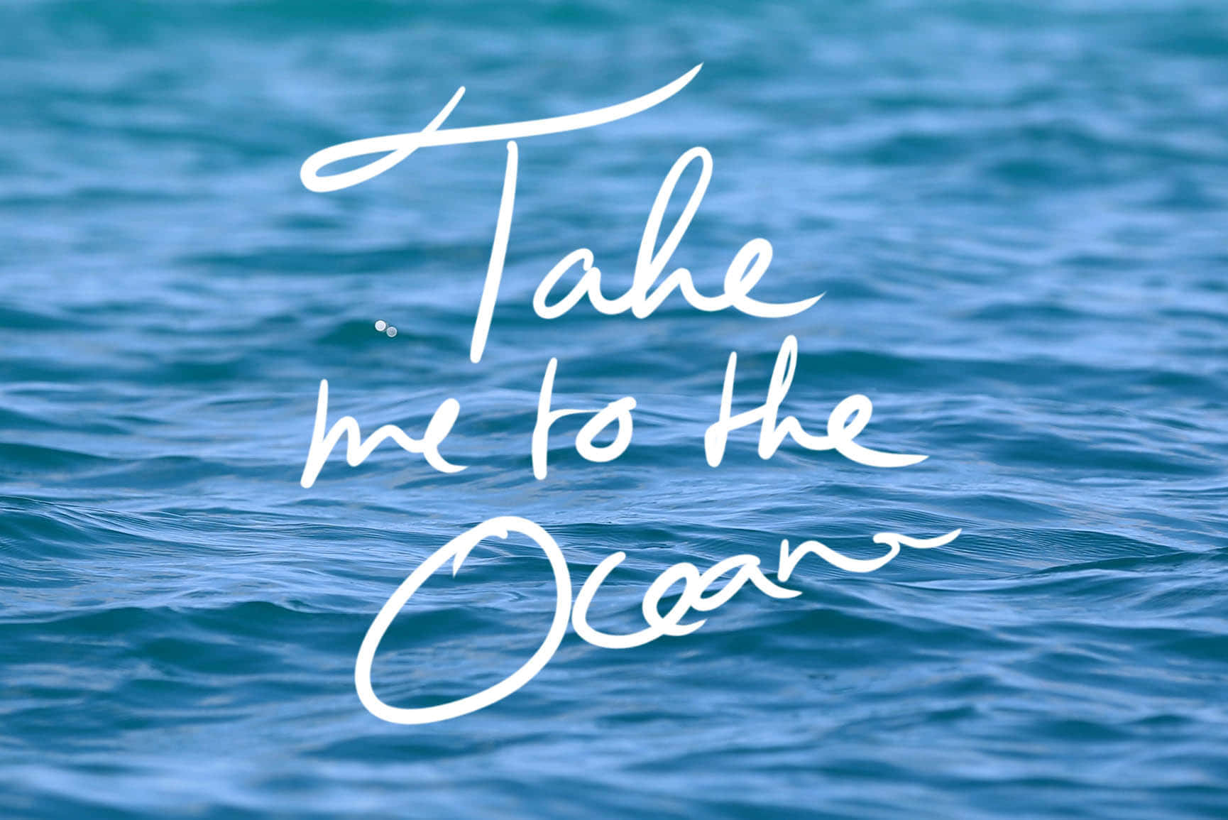 藍色海水上白色手寫文字「Take me to the Ocean」。