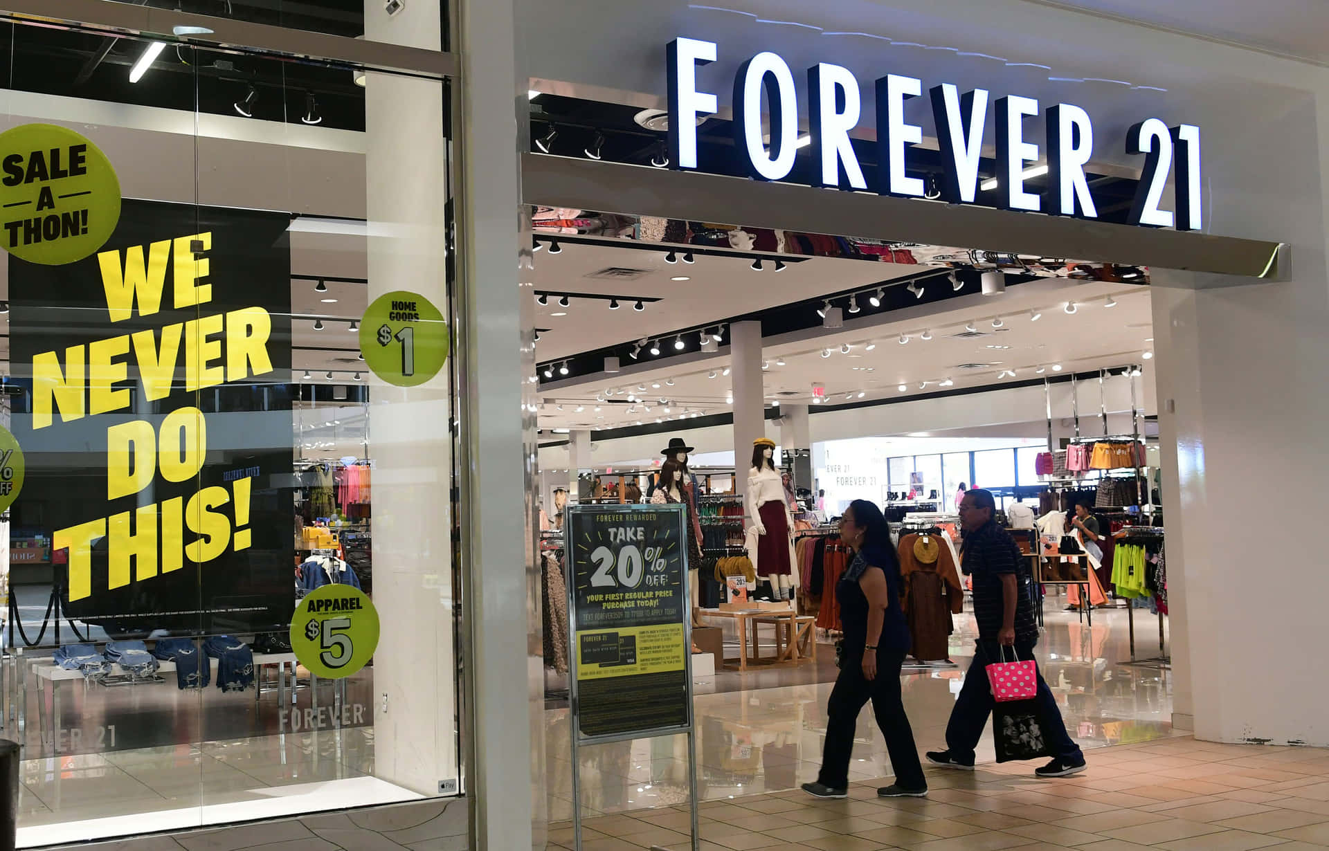 購物者走過一間帶有減價標誌的Forever 21零售店。