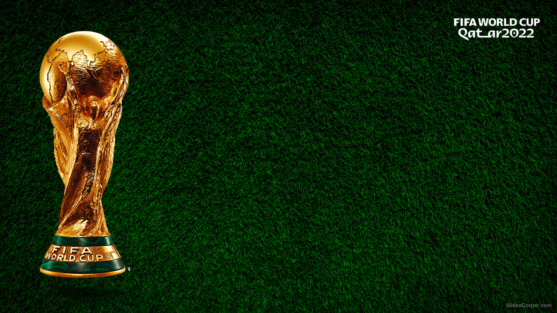 金色FIFA世界盃獎盃在綠色草地上