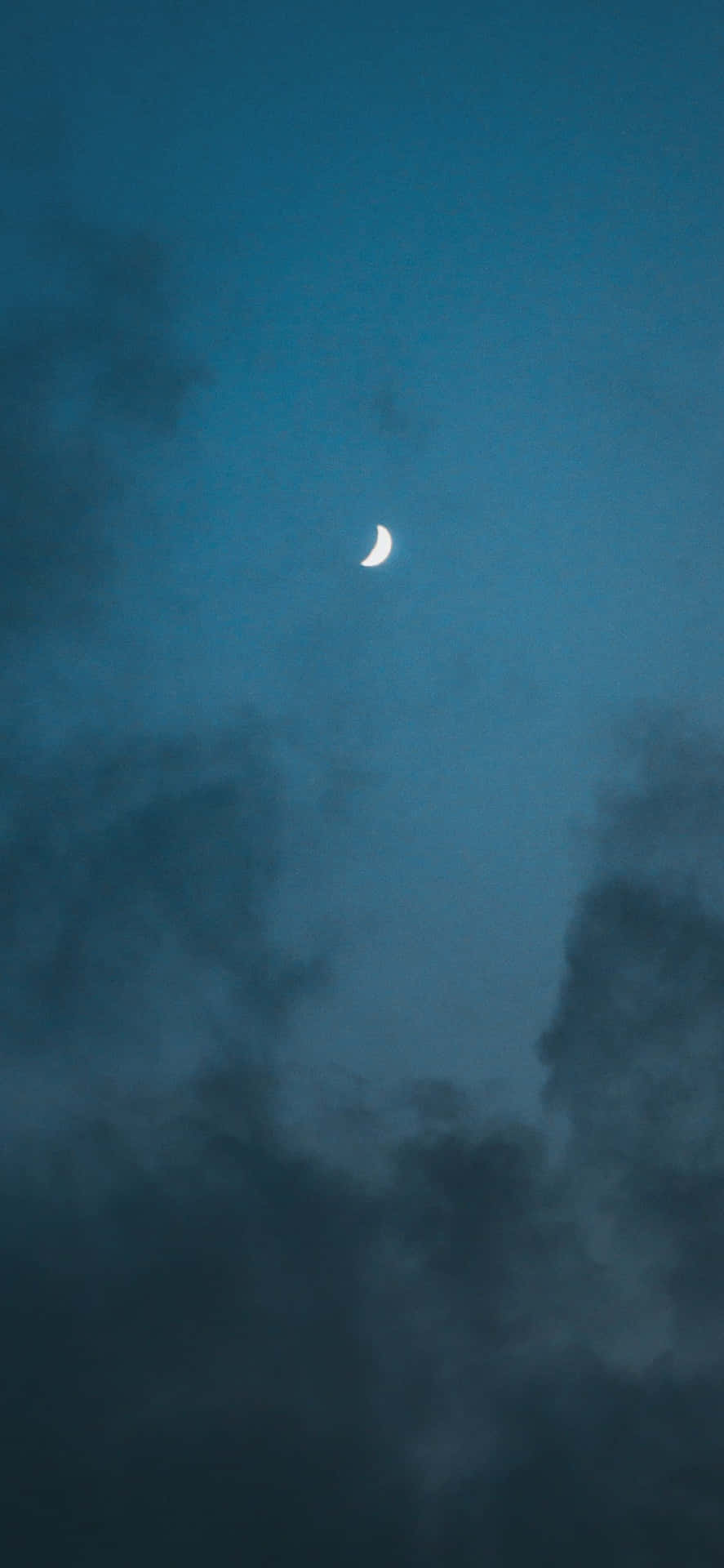 暮色天空中的月牙與柔雲