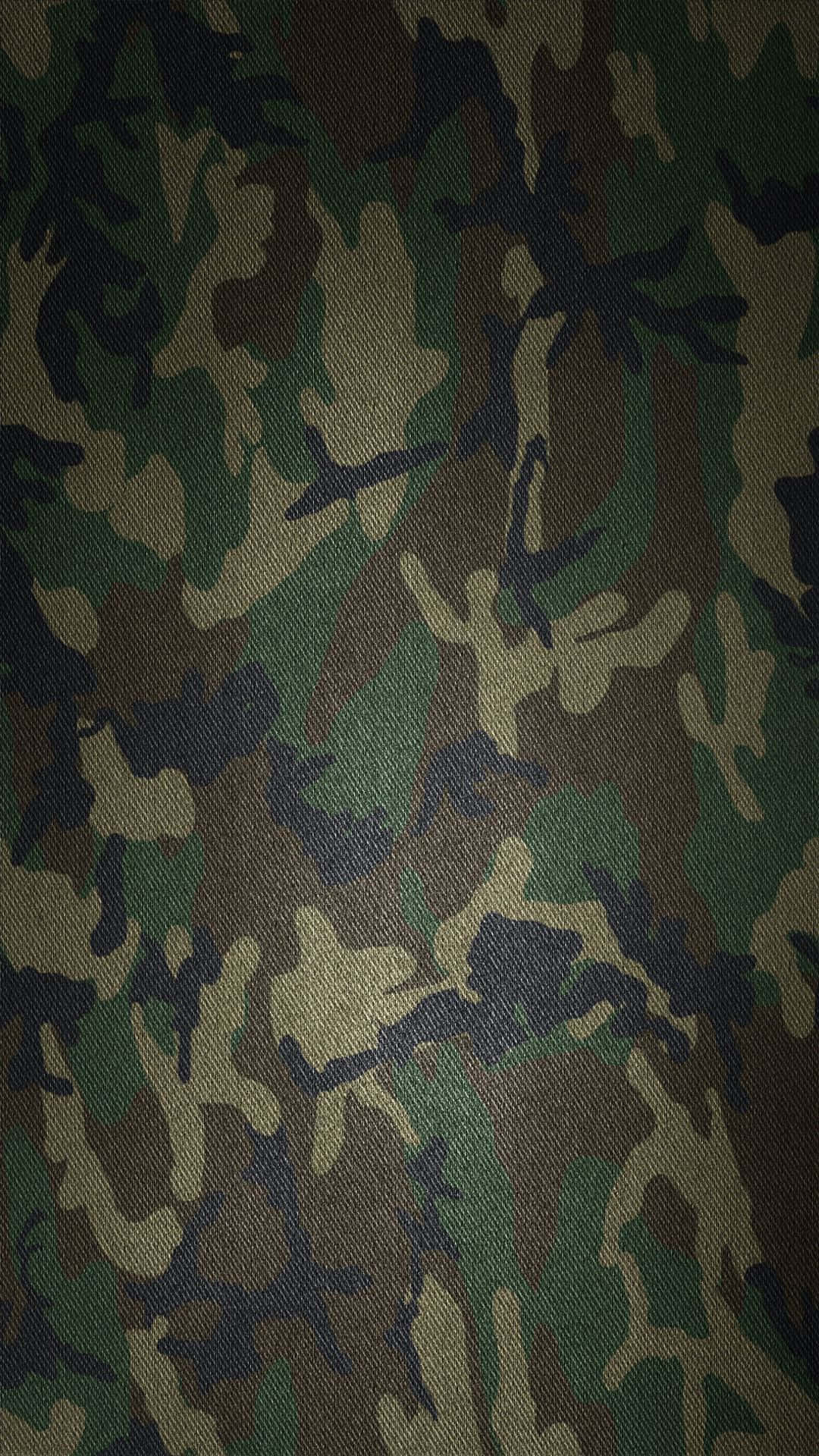 讓秘密隨身攜帶 壁紙 — 帶有綠色、棕色和黑色斑點的紋理軍用迷彩布料特寫。