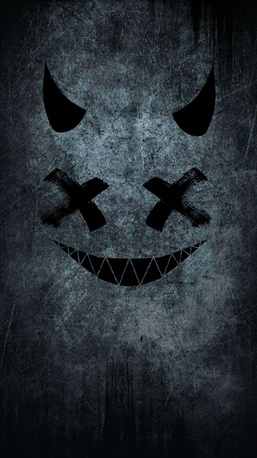 一個帶有角、X形眼睛和鋸齒狀笑容的可怕惡魔面孔，出現在深色紋理牆上。