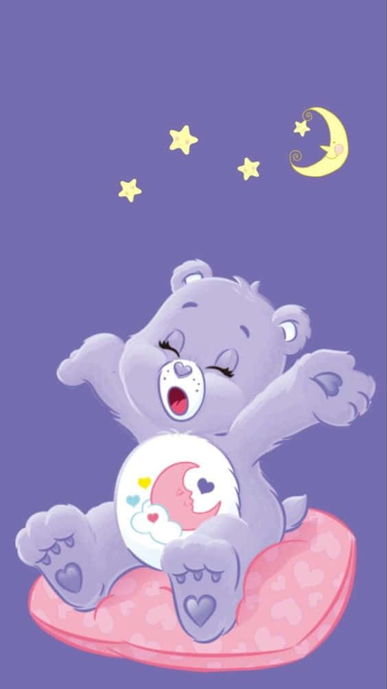 紫色Care Bear喺星星同月亮下喺粉紅色枕頭上瞓覺