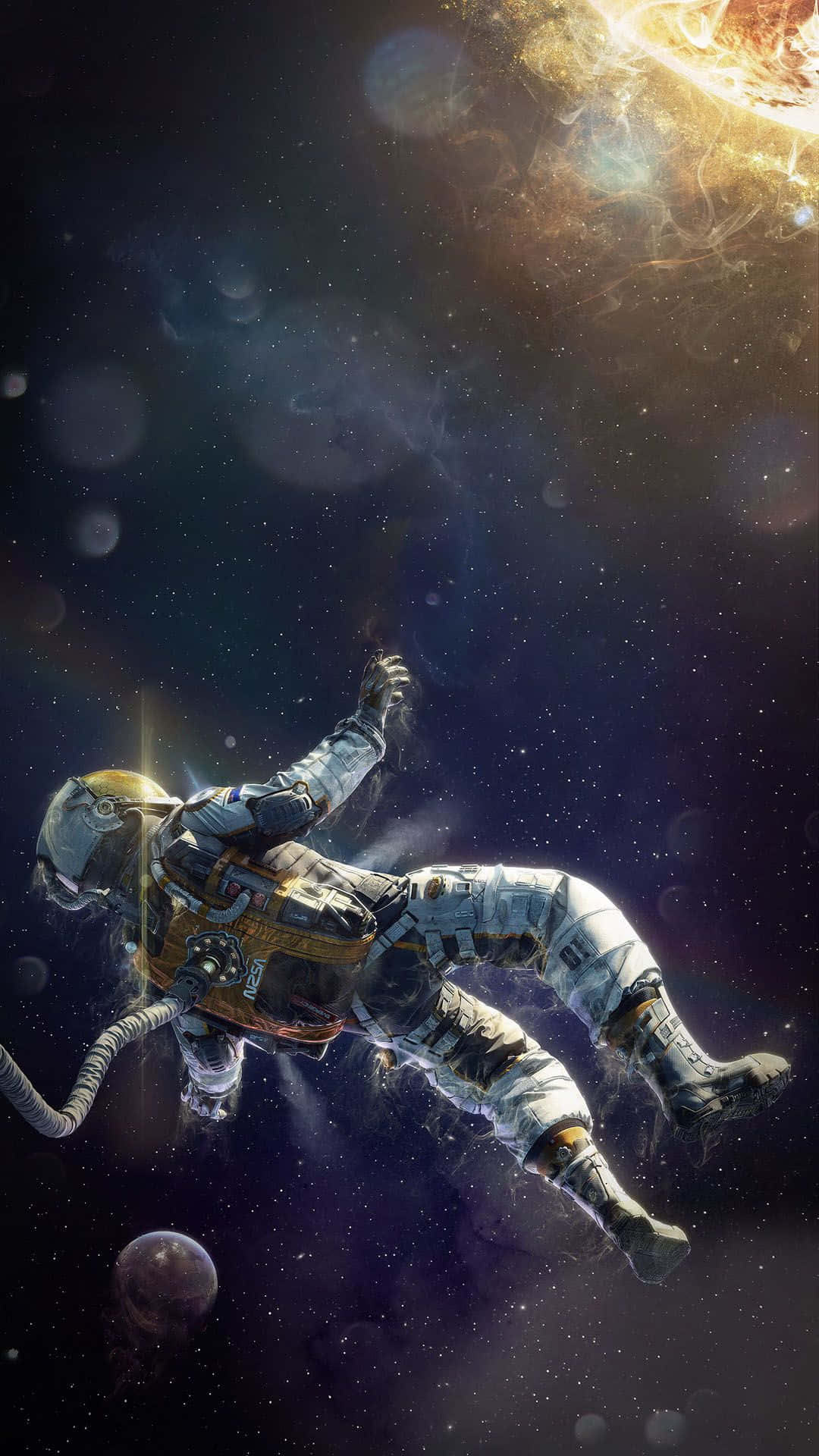 太空人在發光星雲和遙遠行星附近漂流。