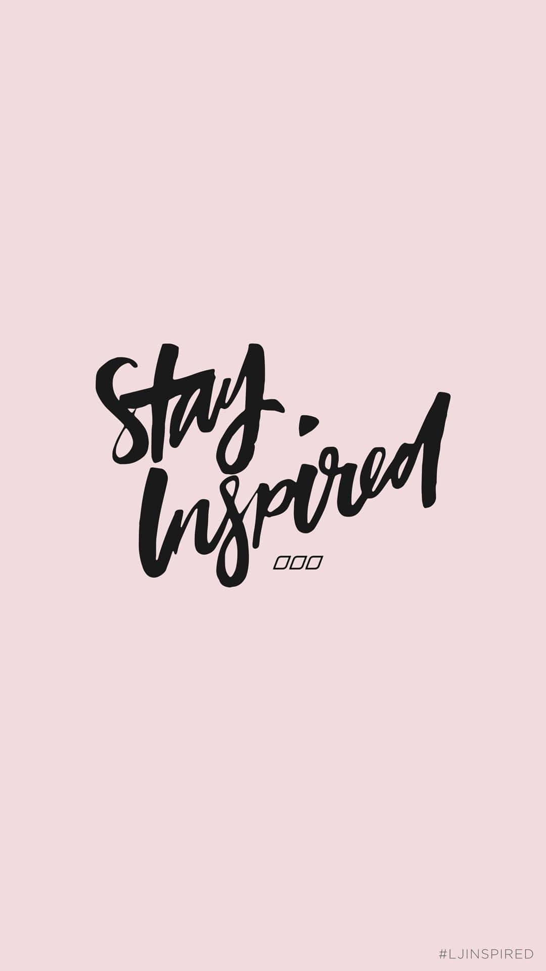 粉紅色背景上以黑色刷字體寫著stay inspired的勵志語句