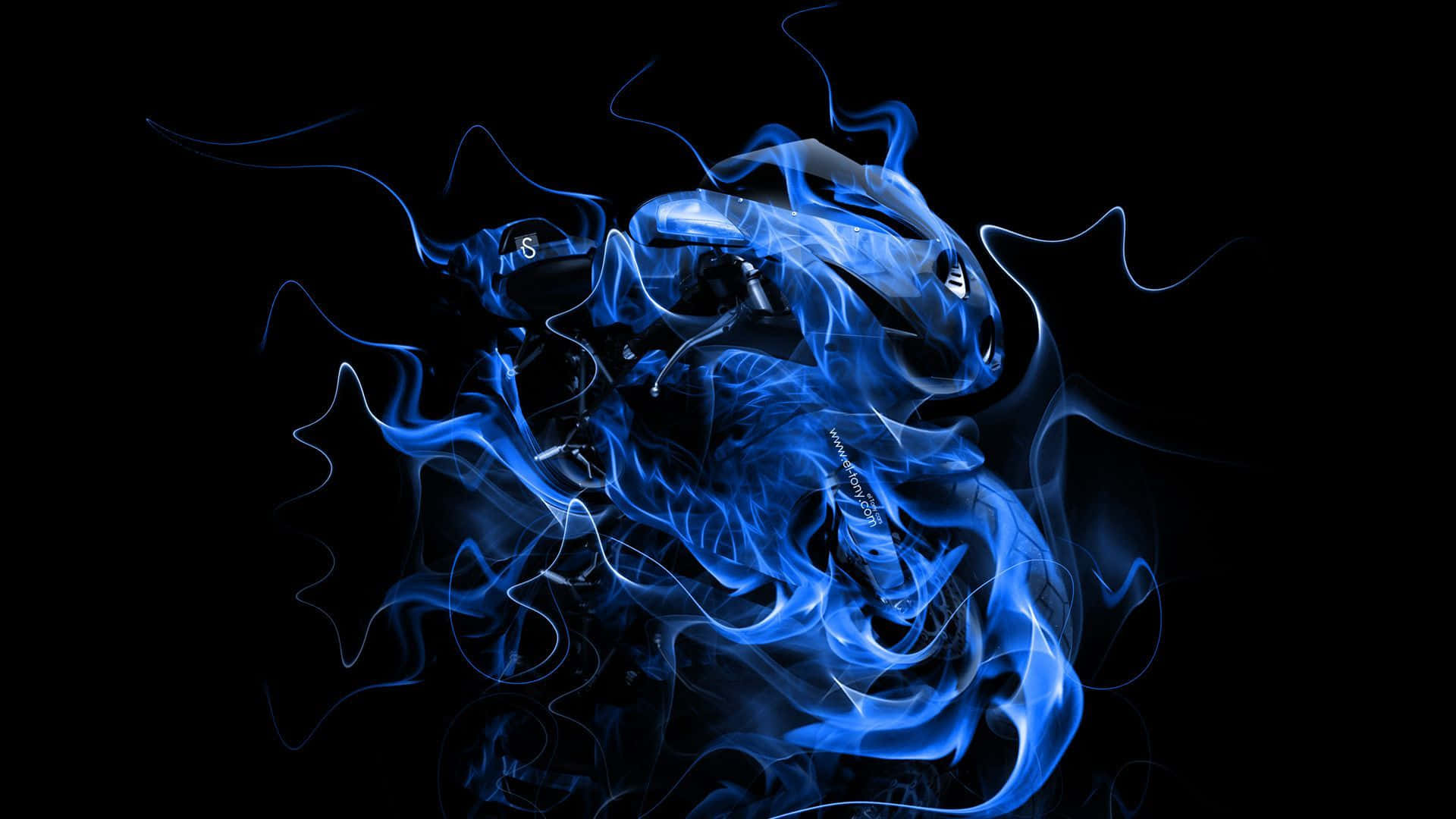 藍色電光火焰在黑色背景上圍繞電單車旋轉。