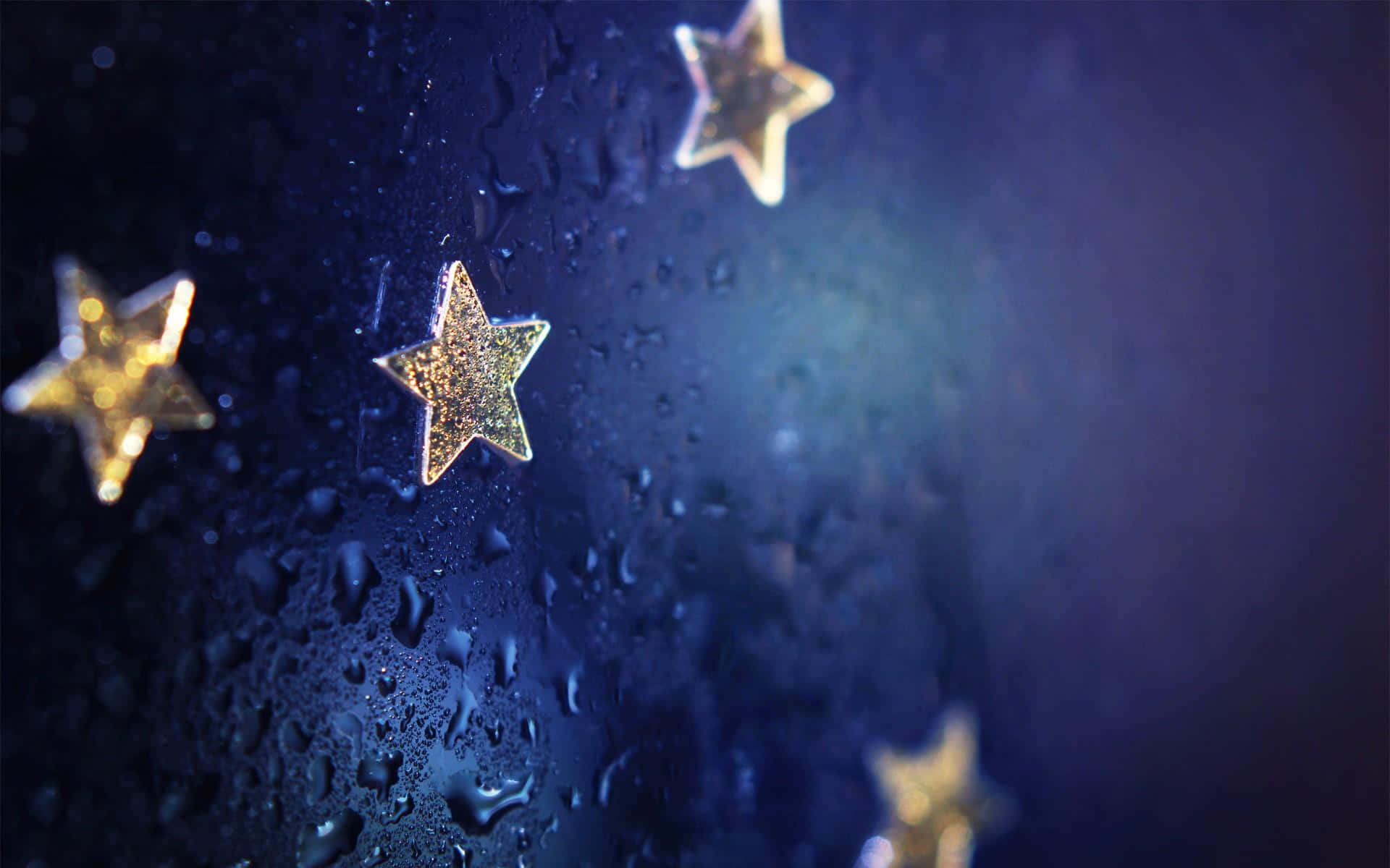 夜晚雨濕的窗戶上的金色星星