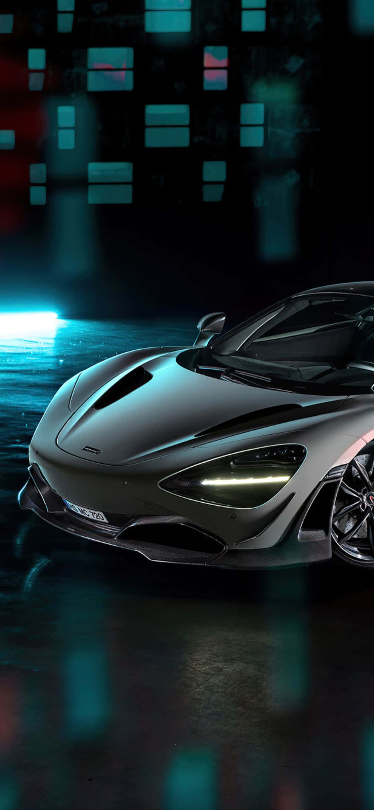 讓速度與風格共鳴——全新 2021 iPhone Xs Max McLaren 720s！ 壁紙 — 一輛時尚的銀色跑車在雨夜的城市小巷中，在霓虹燈下閃耀。