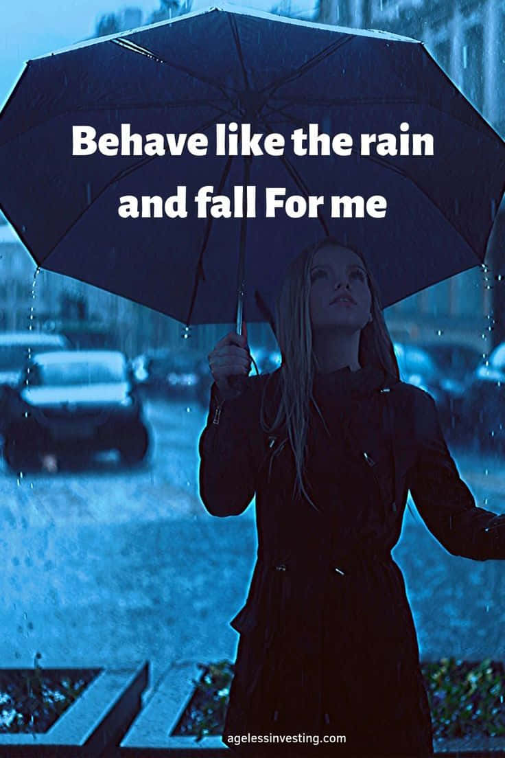 女性在雨中城市街道上撐傘，帶有藍色調和文字疊加。