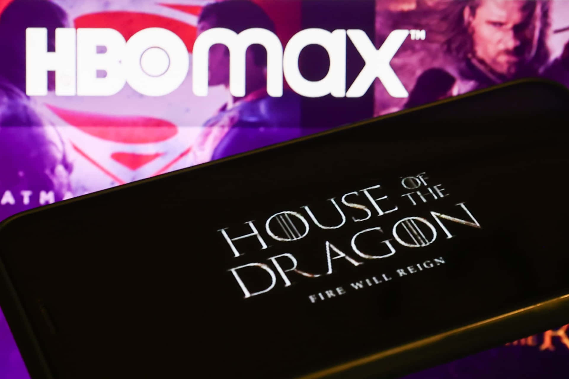 智能手機在HBO Max宣傳背景上顯示《龍之家族》標誌。
