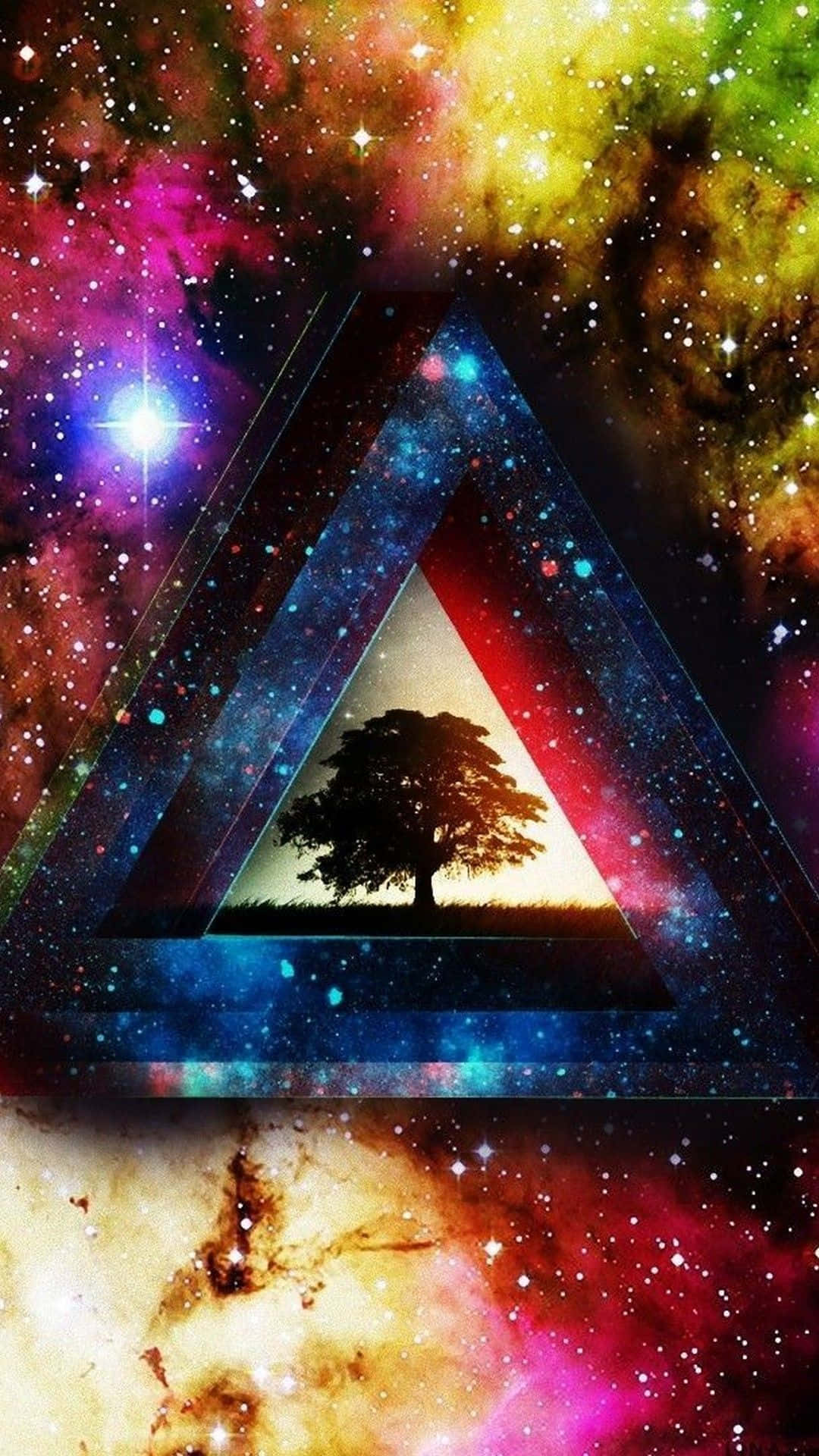 在色彩繽紛的星空背景下，三角形內的一棵樹。