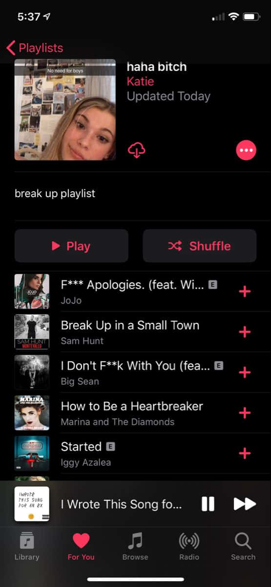 Spotify 應用程式顯示一個分手播放清單，包含歌曲和精選封面圖片。