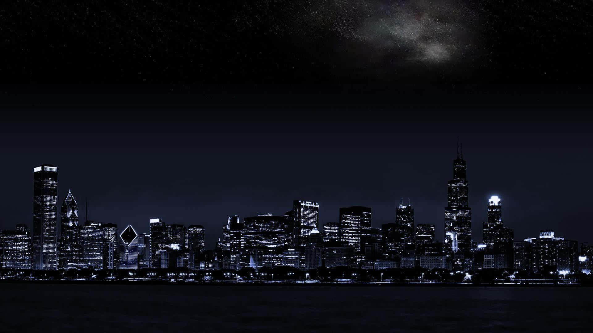 夜晚的城市天際線，燈火通明的建築在星空下，銀河可見。