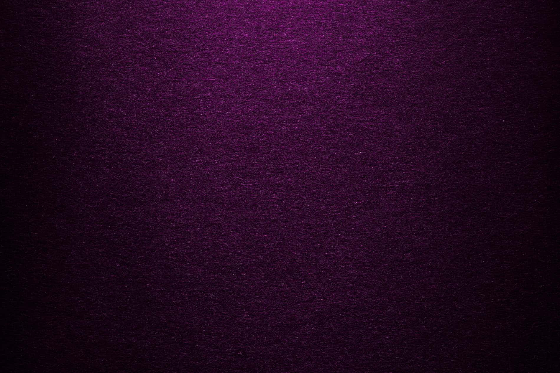 深紫色紋理背景，帶有漸變照明。