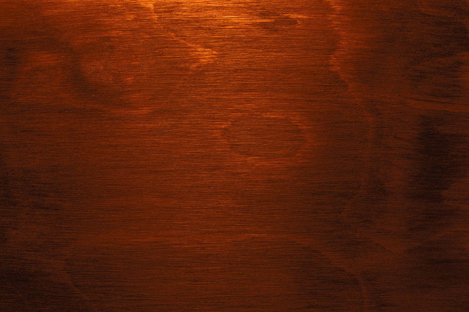 Mahogany 桌布 壁紙 — 豐富暖色調木質表面，具有可見的木紋圖案和微妙的燈光變化。