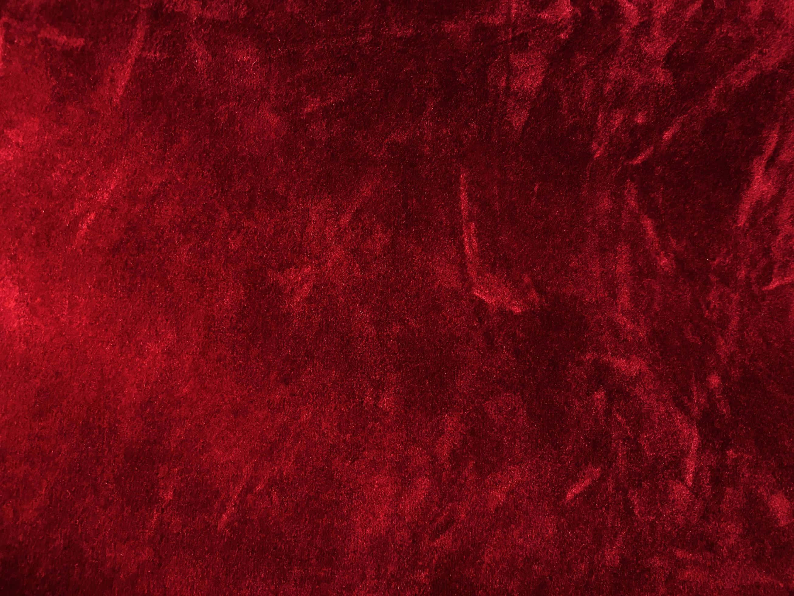 Red Velvet 桌布 壁紙 — 豐富深紅色天鵝絨布料，帶有紋理皺褶表面和細微的光線變化。