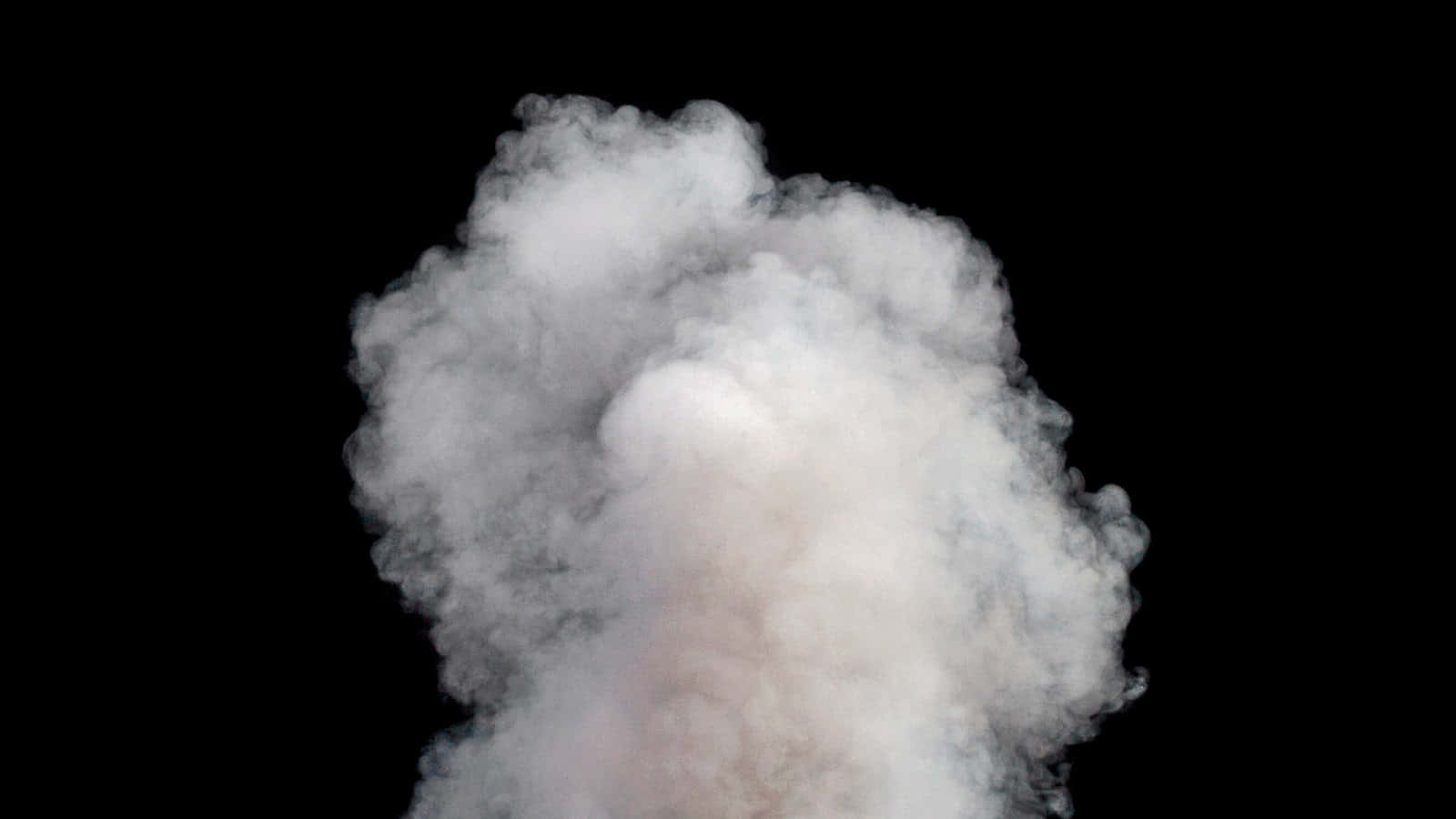豐富的家用天然氣供應 壁紙 — 一團白色煙霧在純黑色背景上翻騰升起，形成強烈的戲劇性對比。