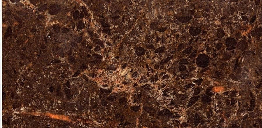 Brown Marble 桌布 壁紙 — 豐富的深棕色大理石，帶有橙色和奶油色的漩渦紋理，形成有機的紋理圖案。