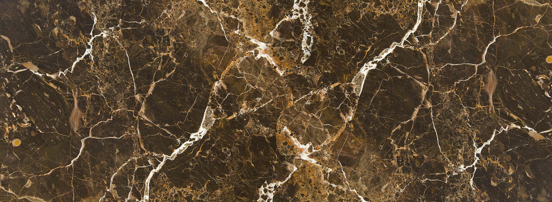 Brown Marble 桌布 壁紙 — 豐富的深棕色大理石，帶有複雜的白色和金色紋理，在表面流動，形成奢華的自然圖案。
