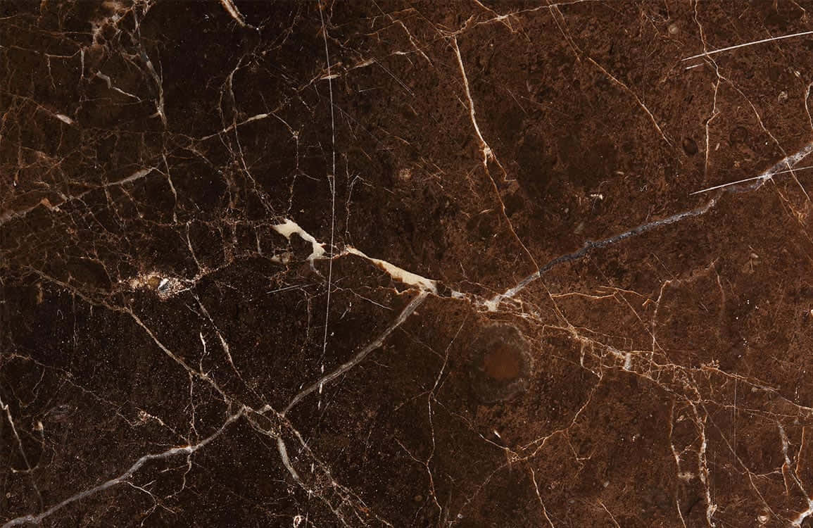 Brown Marble 桌布 壁紙 — 豐富的深棕色大理石表面，帶有複雜的金色和白色紋理圖案。