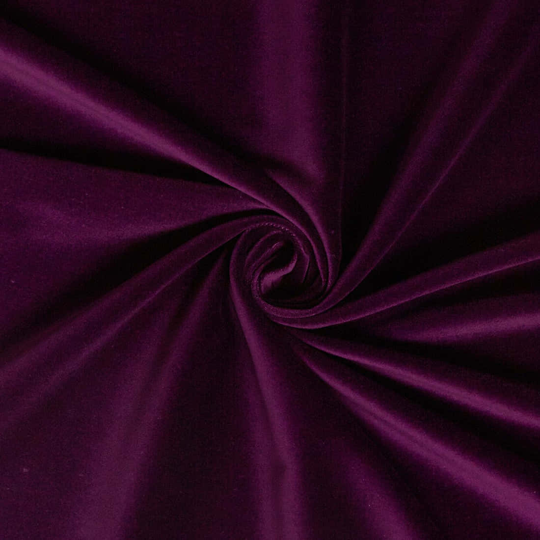 Purple Velvet 桌布 壁紙 — 豐富的深紫色天鵝絨布料在緊密的漩渦中旋轉，展現奢華質感和柔和光澤。