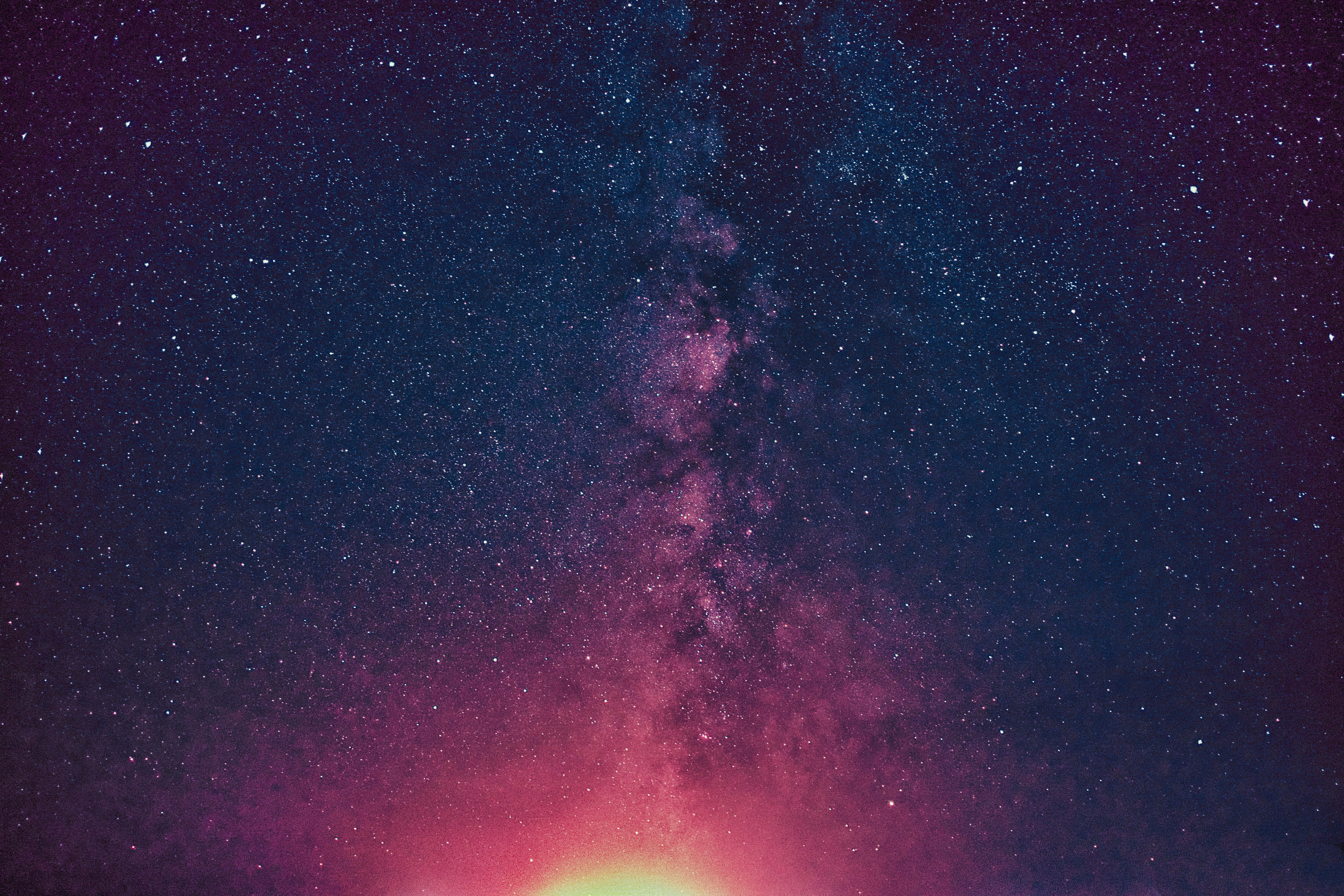 豐富的粉紅色調交融，創造出這幅迷人的太空 壁紙 — 令人嘆為觀止的銀河系景觀，在繁星點點的夜空中散發著粉紅色和紫色的光芒。