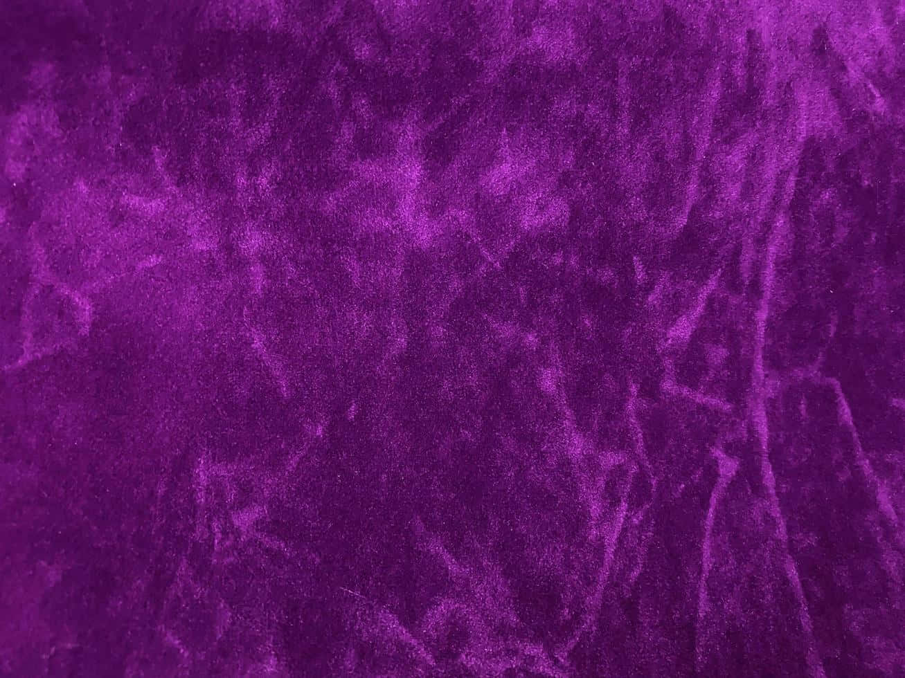 Purple Velvet 桌布 壁紙 — 豐富的紫色天鵝絨布料，在均勻光線下呈現深摺痕和柔和光澤。