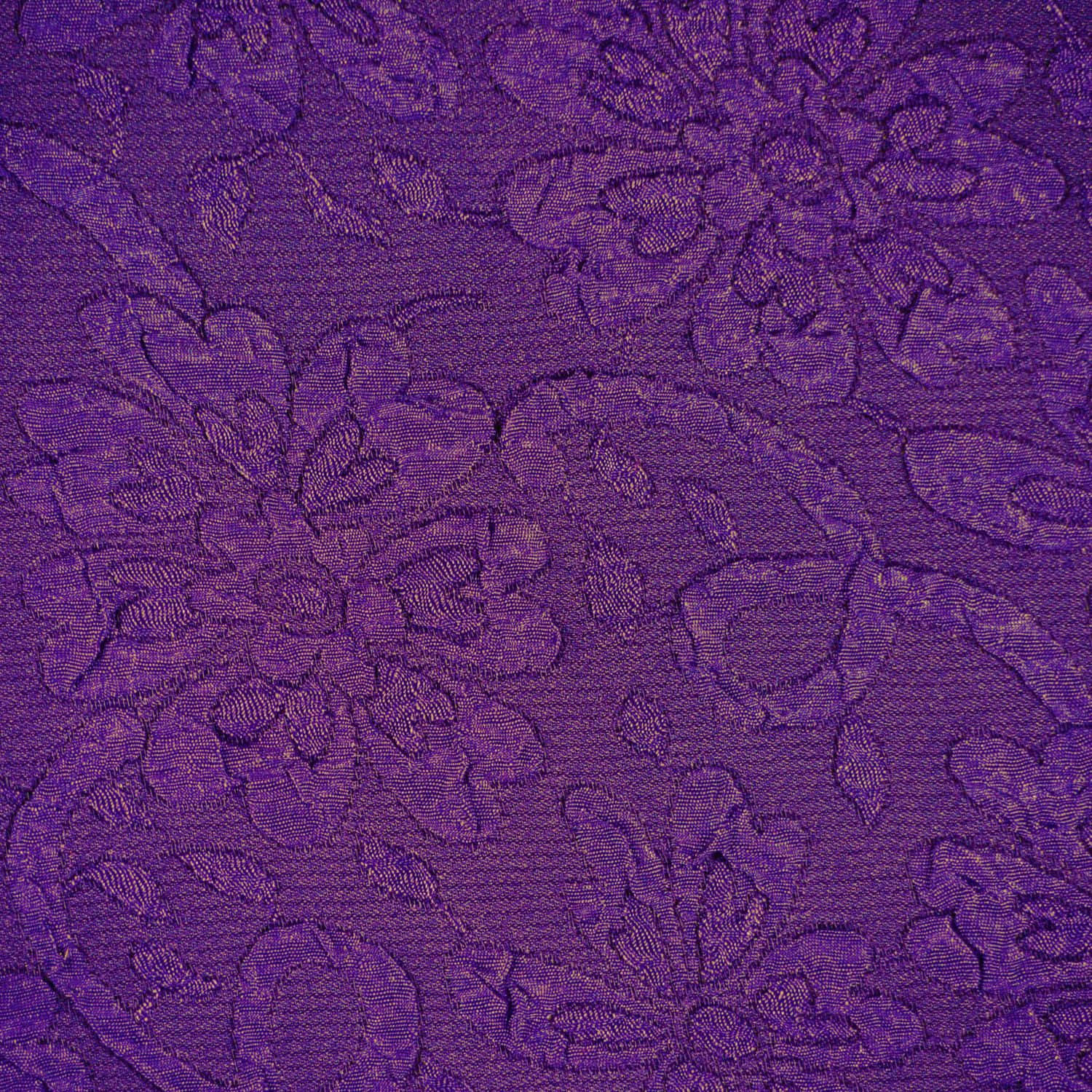 Purple Satin 桌布 壁紙 — 豐富的紫色布料，帶有複雜的花卉刺繡和微妙的金色線條點綴。