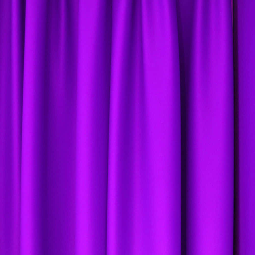 Purple Curtains 桌布 壁紙 — 豐富的紫色布料以柔軟的垂直褶皺垂墜，營造出奢華優雅的質感。