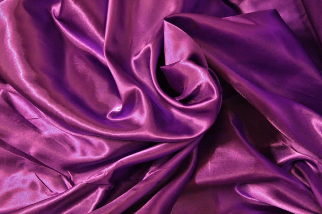 Purple Satin 桌布 壁紙 — 豐富的紫色緞面布料，帶有光澤的褶皺，在奢華質感中捕捉光線。