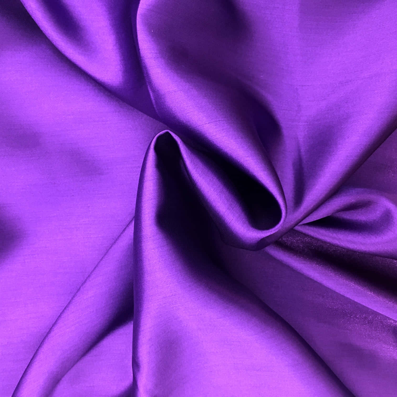 Purple Fabrics 桌布 壁紙 — 豐富的紫色緞面布料，帶有光澤的褶皺，在特寫紋理拍攝中捕捉柔和光線。