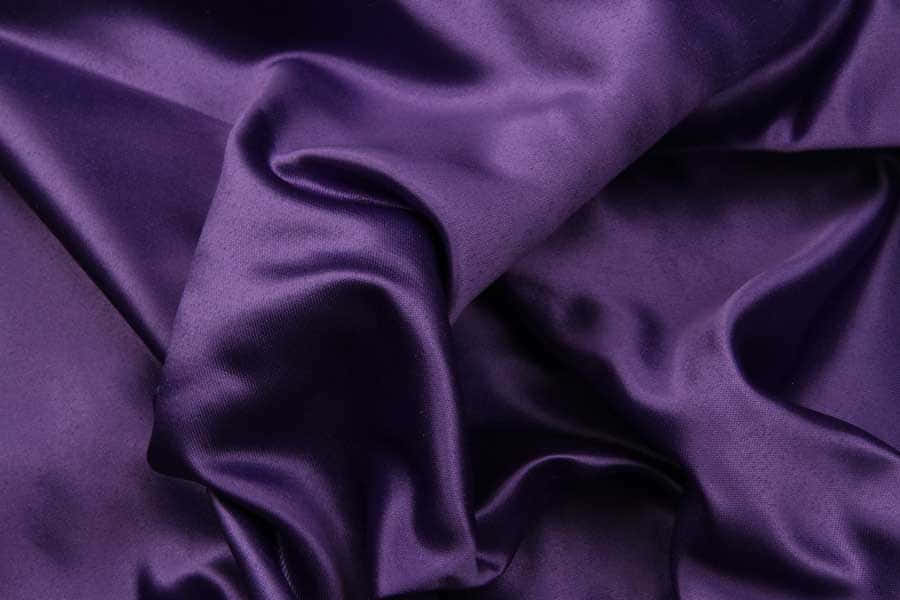 Purple Satin 桌布 壁紙 — 豐富的紫色緞面布料，帶有深褶和光澤亮點，在奢華質感中捕捉光線。