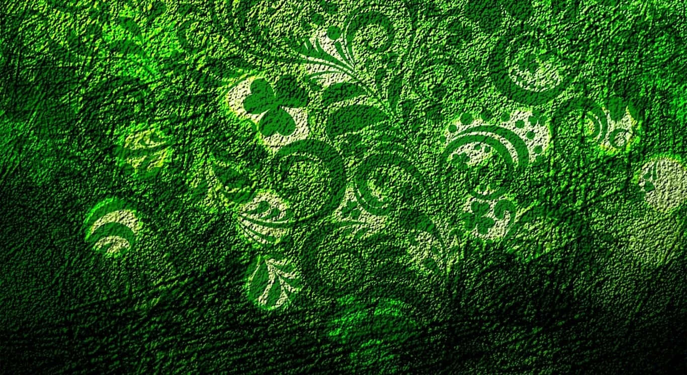 Saint Patricks Day 桌布 壁紙 — 豐富的綠色紋理牆紙，帶有淺綠色和白色的複雜漩渦花卉圖案。