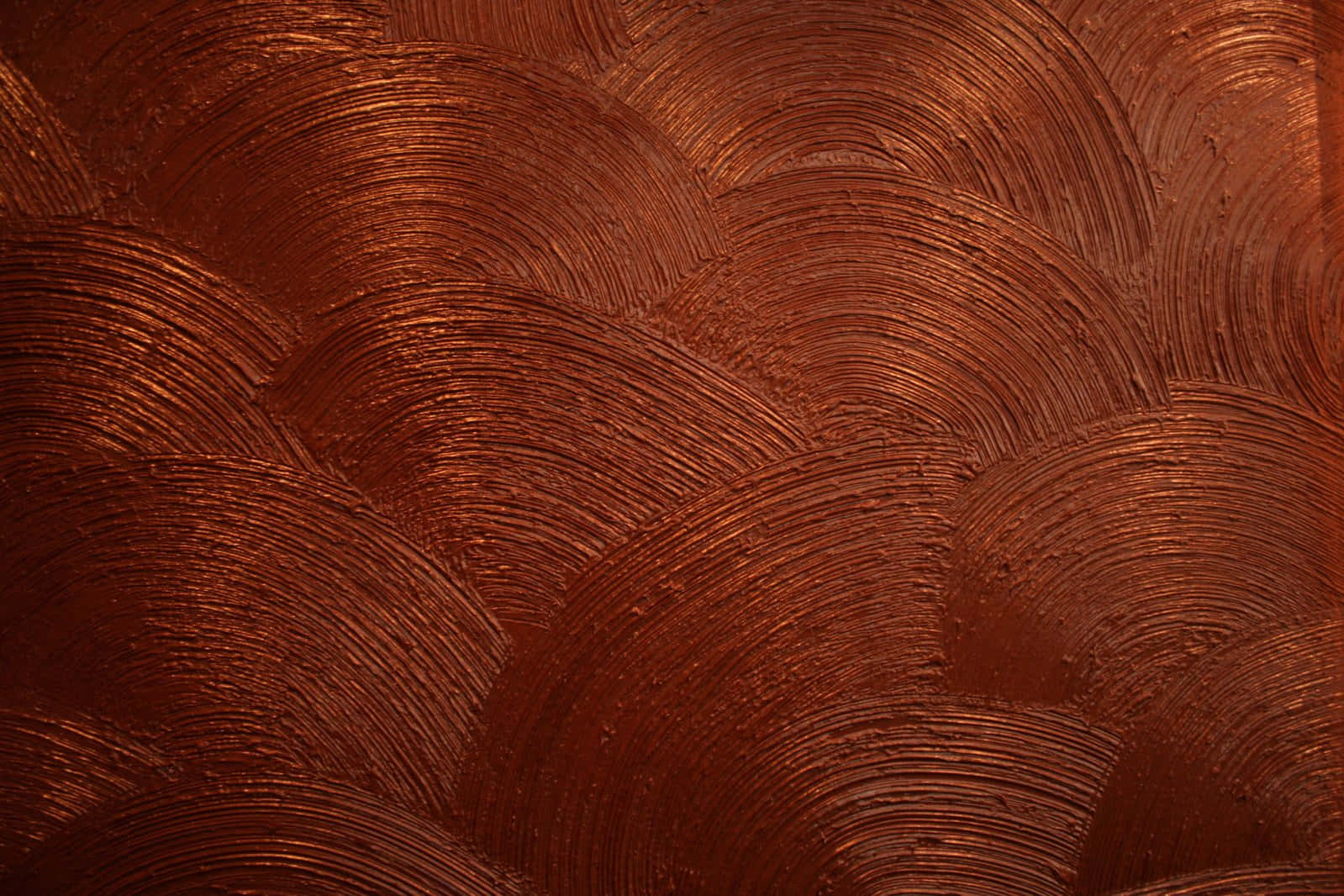 Paint Texture 桌布 壁紙 — 豐富的銅色調紋理表面，帶有分層的筆觸，形成重疊的波浪圖案。