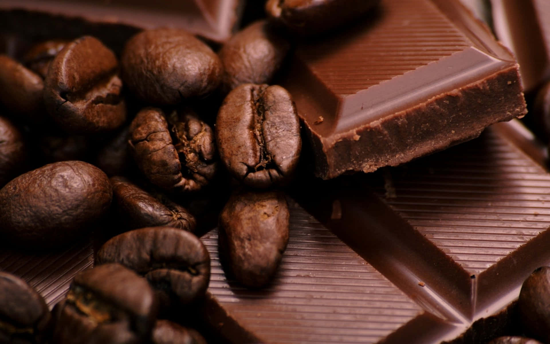 Brown Chocolate 桌布 壁紙 — 豐富的黑朱古力條和烘焙咖啡豆以頹廢的特寫方式排列，帶有深棕色調和紋理表面。