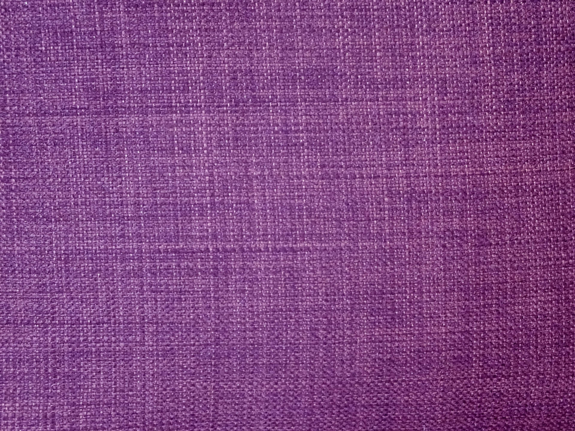 Purple Fabrics 桌布 壁紙 — 豐富紫色紋理織物的特寫，帶有編織圖案和微妙的顏色變化。