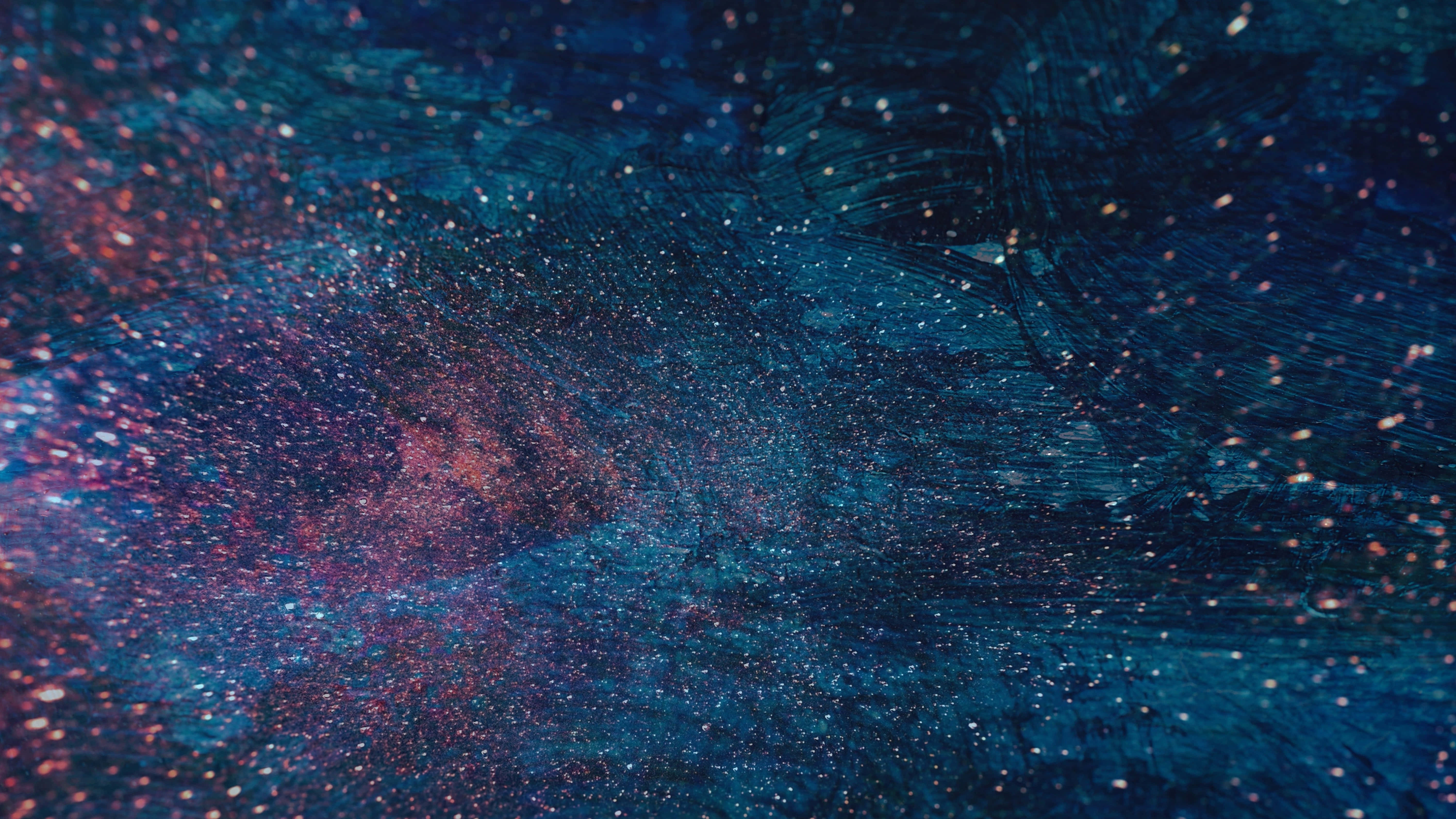 豐富色彩與質感的抽象藝術 壁紙 — 宇宙星雲在深藍色和洋紅色中旋轉，閃爍的星星映襯著紋理筆觸背景。
