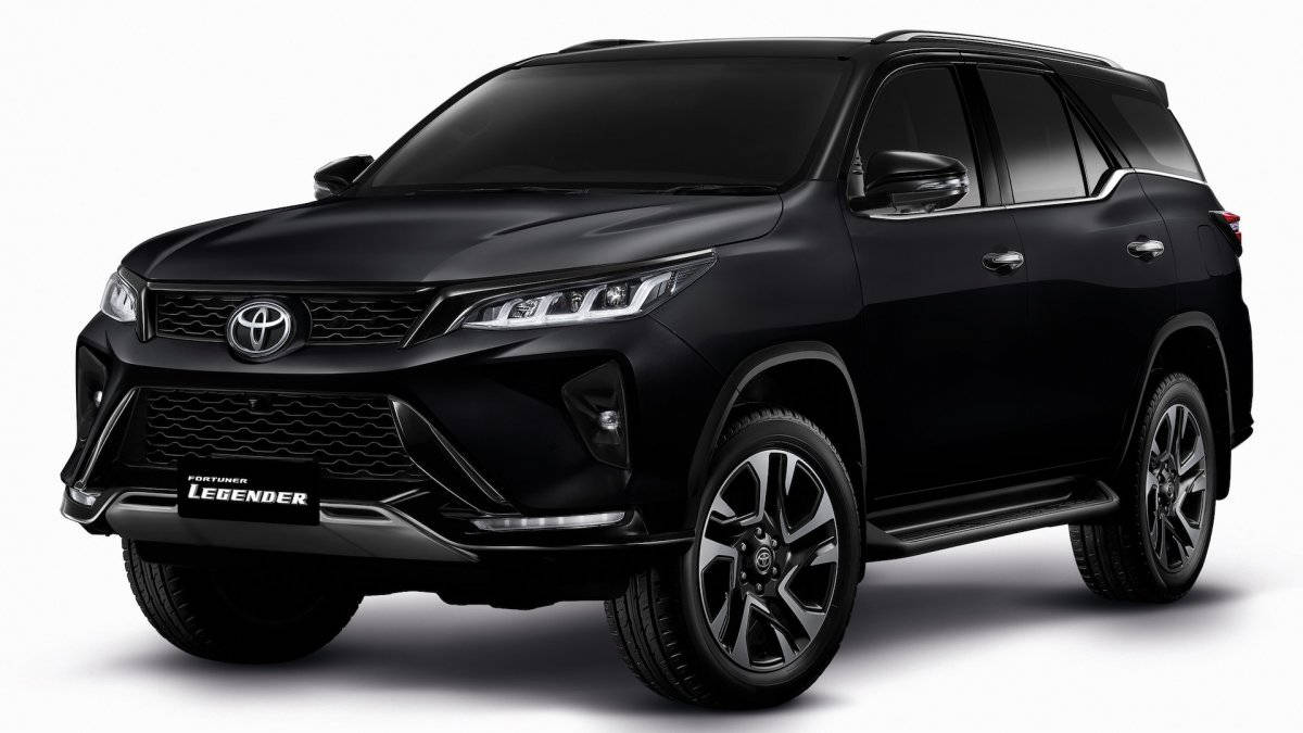 黑色豐田 Fortuner Legend SUV 在工作室中，具有光澤飾面和鍍鉻裝飾。